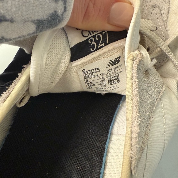 New Balance 327 White and Black Sneakers - Picture 6 of 6